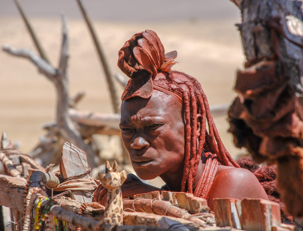 Kopfportrait einer alten, grimmigen Himba Dame