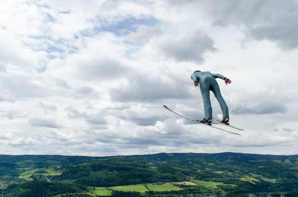 Skispringer fliegt durch den Himmel von Lillehammer