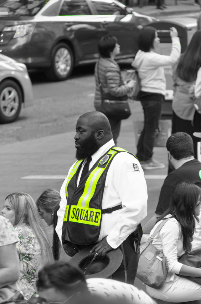 Times Square Guard in schwarz-weiss mit gelber Warnweste
