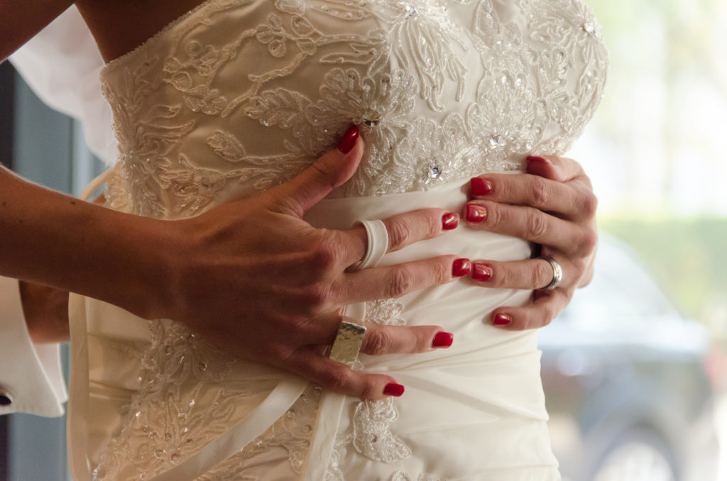 Hochzeitsfotografie - das Hochzeitskleid anprobieren