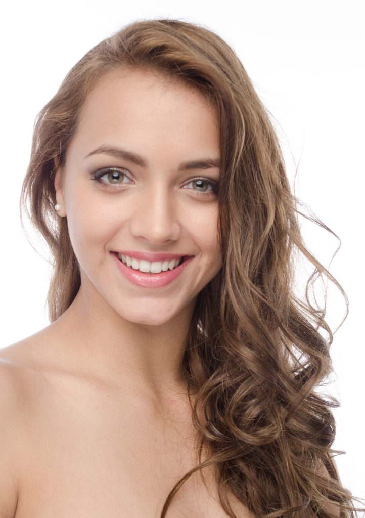 High Key Studioaufnahme eines weiblichen Torsos mit wallenden Haaren