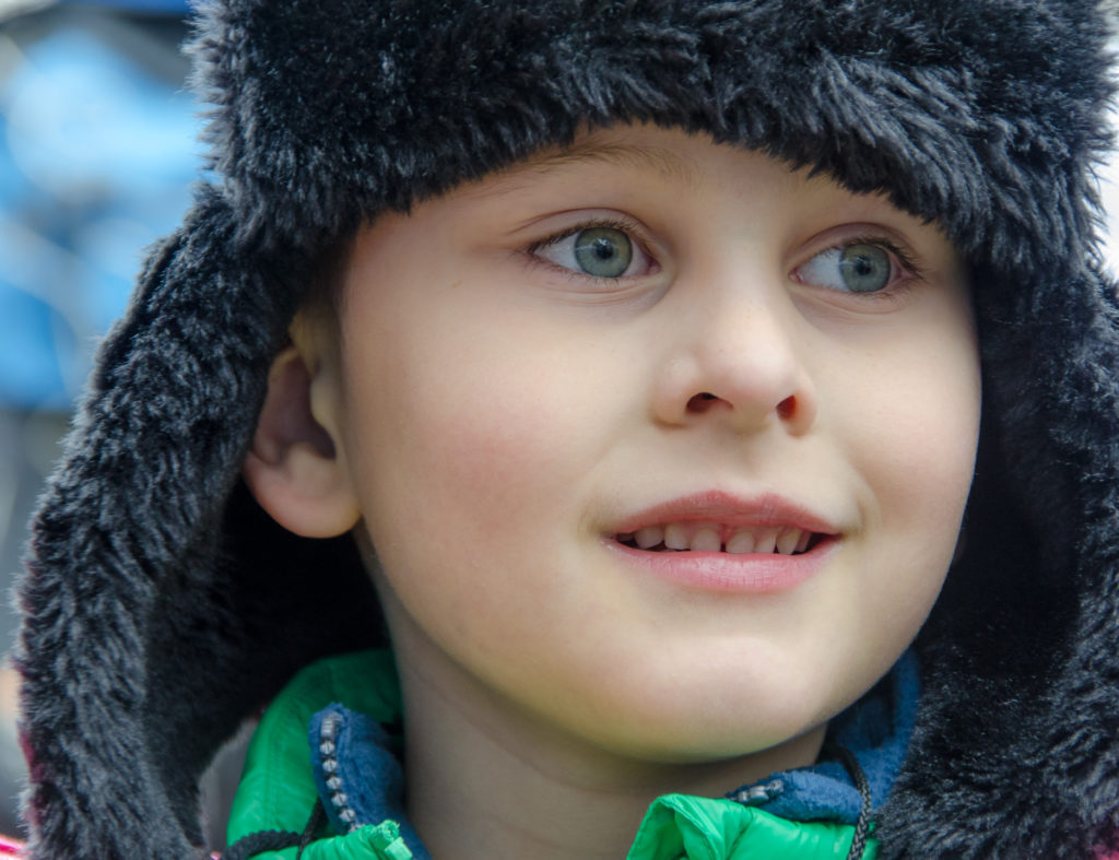 Nahaufnahme eines Jungen mit warmer Pelzm&uuml;tze