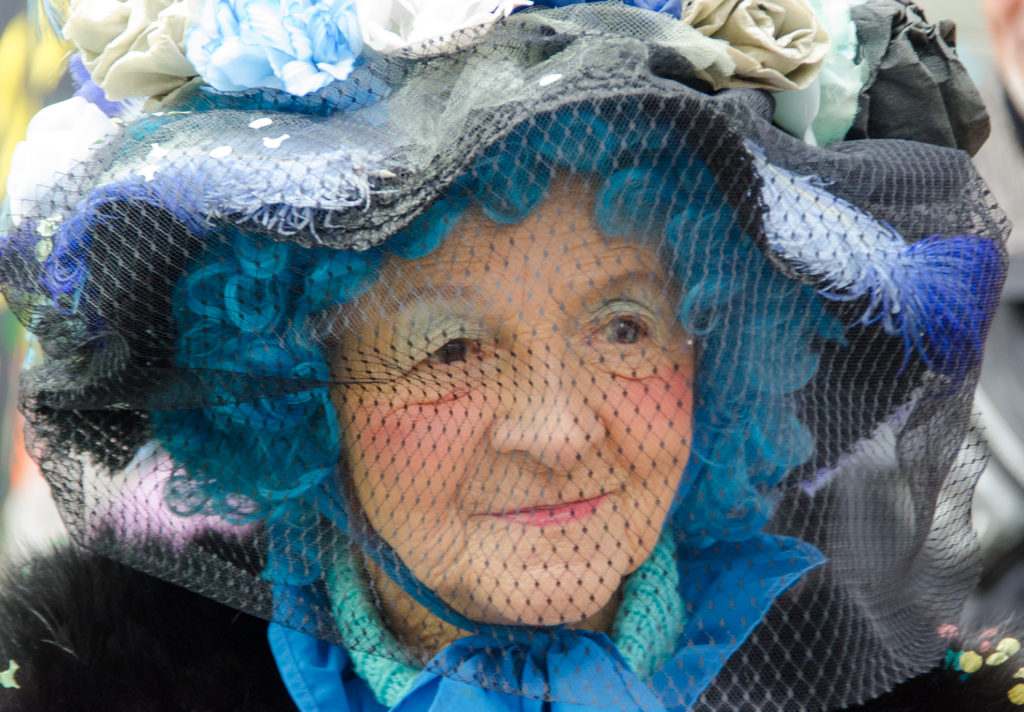 Kopfportrait einer alten Dame mit Hut und Netz an der Luzerner Fasnacht