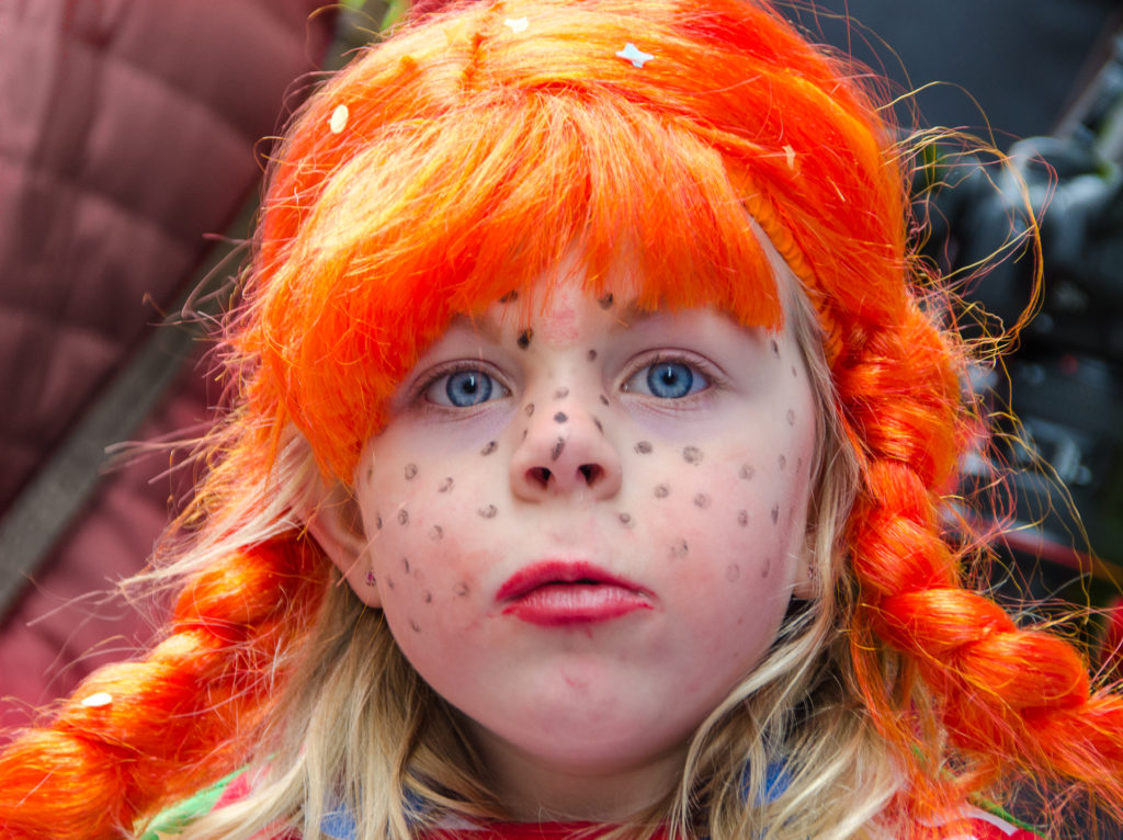 M&auml;dchenkopf mit roter Pippi Langstrumpf Per&uuml;cke und Sommersprossen
