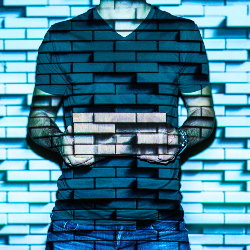 Torso-Aufnahme mit projizierter Backstein-Wand