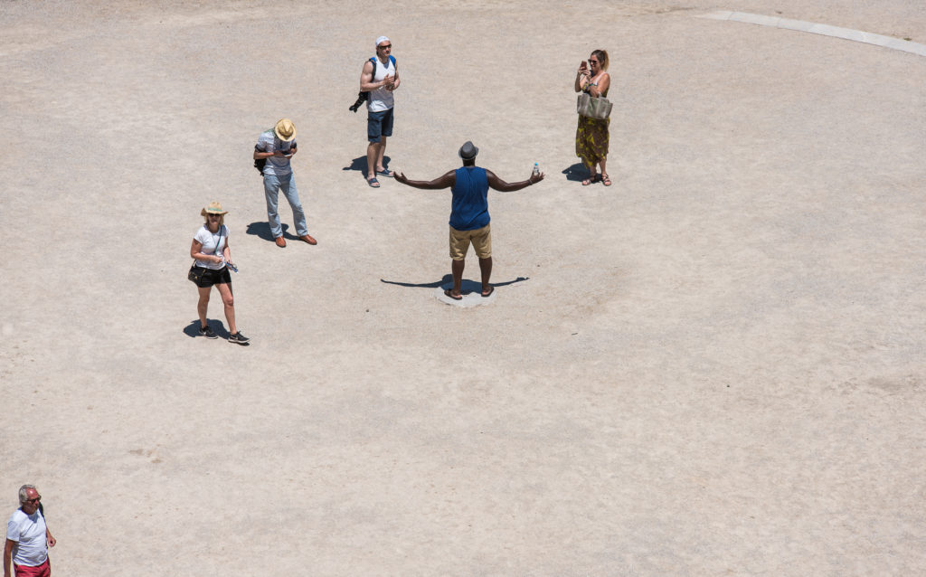 Touristen im Amphitheater von den obersten R&auml;ngen mit Teleobjektiv fotografiert