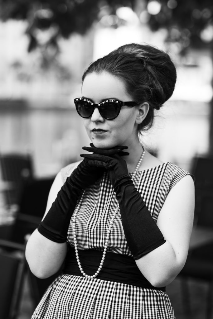 Modefotografie schwarz-weiss im Stil von Audrey Hepburn