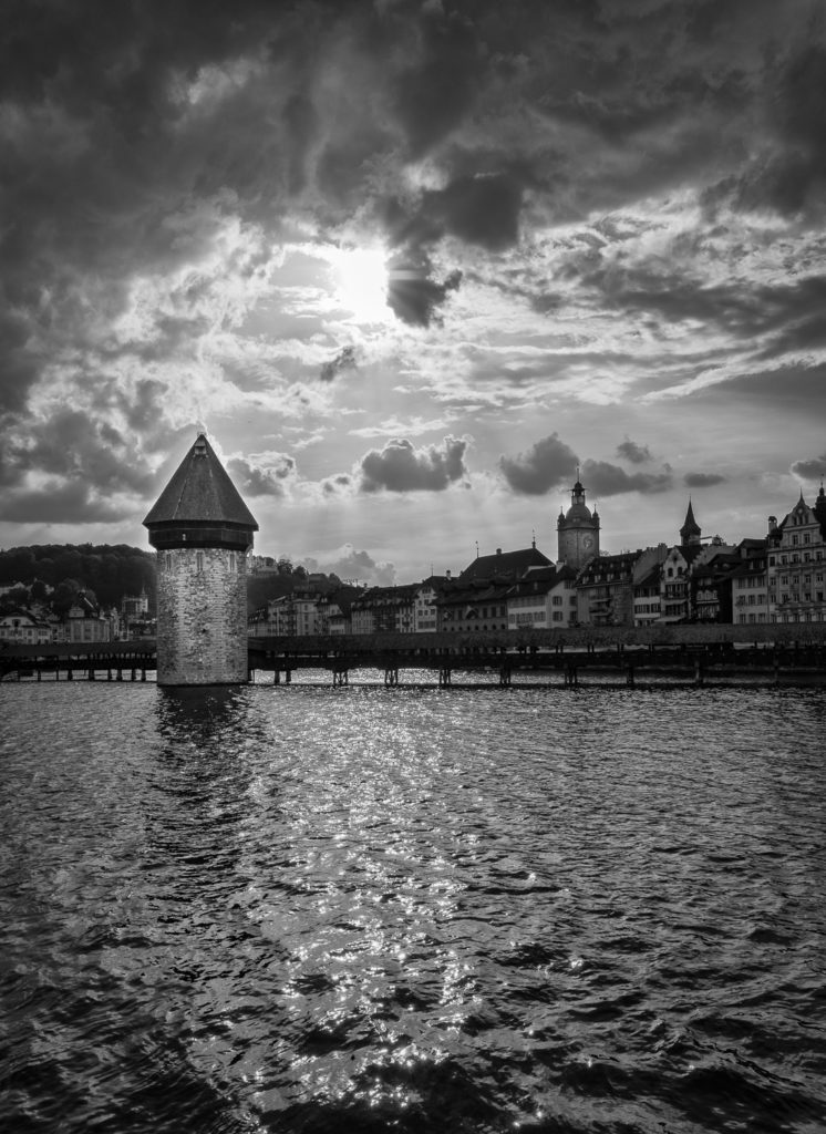 Der Wasserturm vor einem aufziehenden Gewitter in dramatischem Schwarz-Weiss