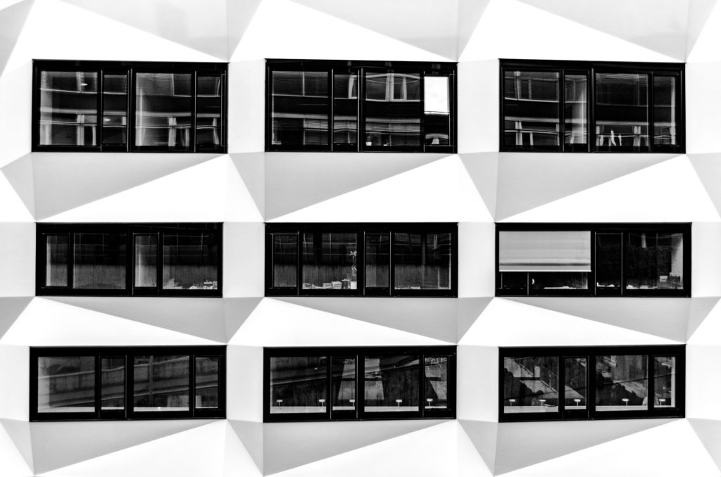 Fensterfront der Hochschule Luzern in hartem Schwarz-Weiss