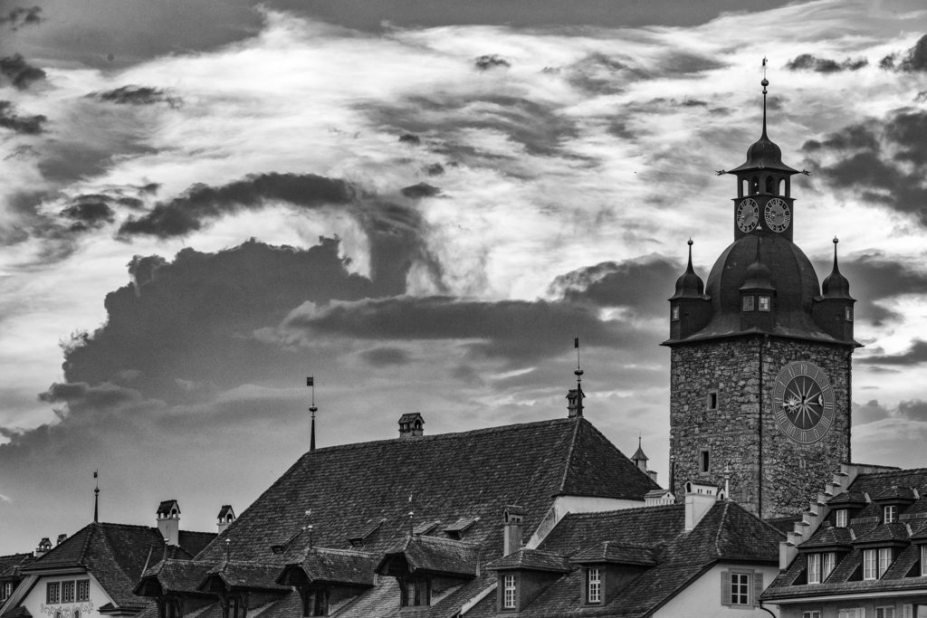 Blick &uuml;ber die D&auml;cher der Luzerner Altstadt in Schwarz-Weiss