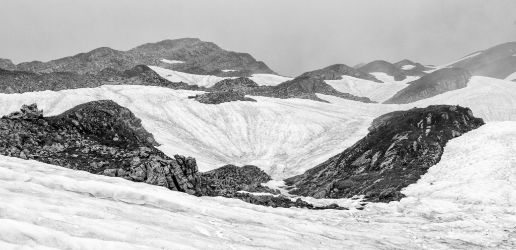 letzte Schneefelder im &ouml;den Fels und Nebel der Schrattenfluh