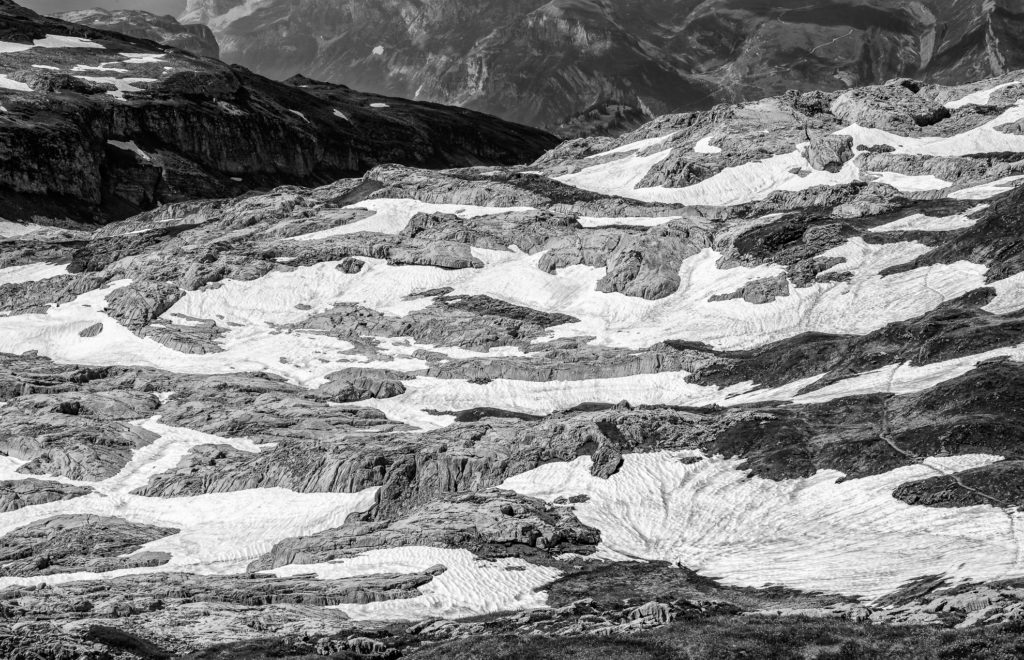 ein Wirrwarr aus Schnee- und Karstfeldern beherrscht die Landschaft der Silberen