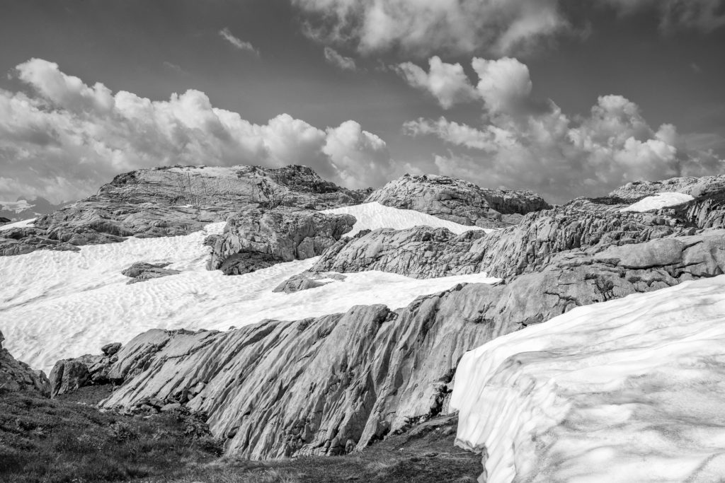 grauer Karstfels, weisse Schneefelder, blauer Himmel, weisse Wolken - kalt und doch beeindruckend