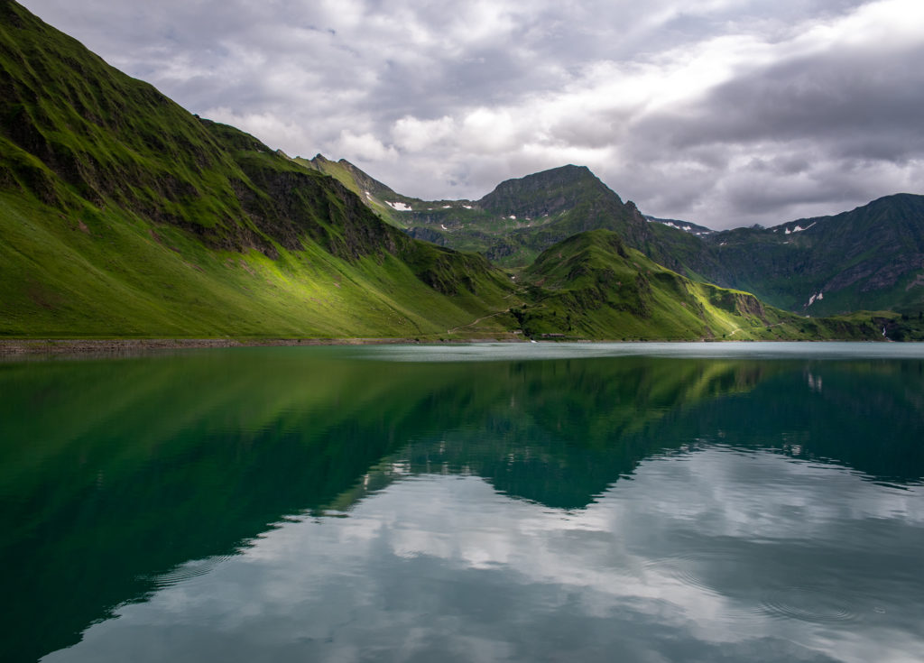 Lago Ritom Licht bricht durch die dichte Wolkendecke am stillen Ritom-See