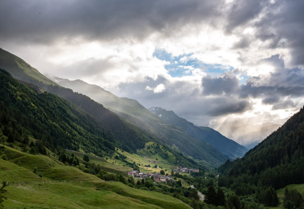Bedrettotal am frühen Morgen das erste Morgenlicht dringt durch die tiefliegenden Wolken und taucht das Bedrettotal in zartes Licht