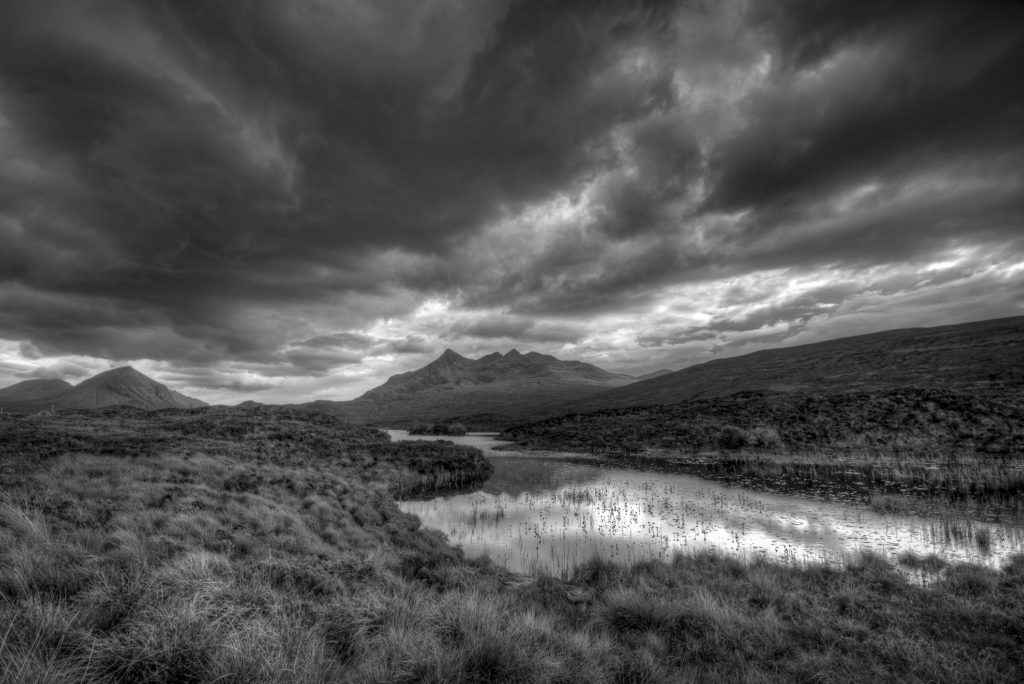 Gewitterstimmung im schottischen Moor in düsterem Schwarz-Weiss