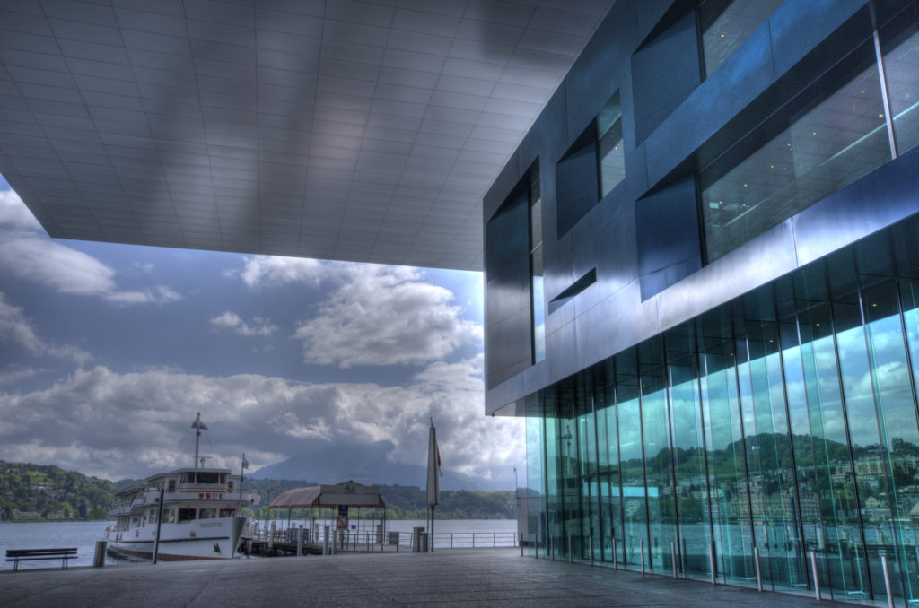 unter dem weit auskragenden Dach des KKL in Luzern, Blick in Richtung Riga
