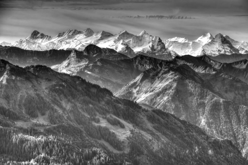 Die Gipfel der Berner Alpen in kontrastreichem Schwarz-Weiss