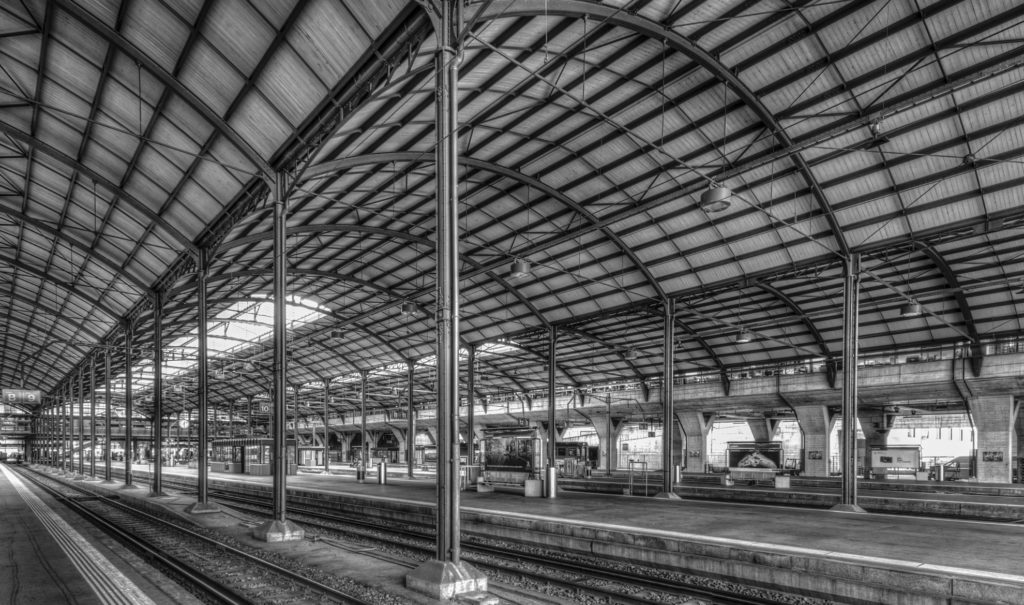Bahnhofshalle in strukturreichem Schwarz und Weiss