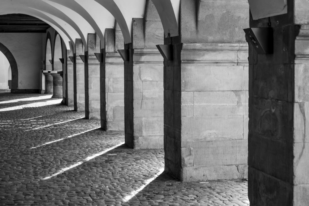 schwarz-weisse Schatten unter der Egg in der Altstadt von Luzern