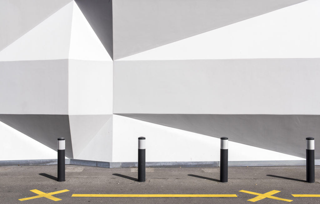 Fassade der Hochschule Luzern mit schwarzen Pfosten und gelben Markierungen
