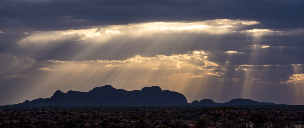 Nach dem Regen Die Sonne bricht durch die Wolken über den Kata Tjuta in Australien