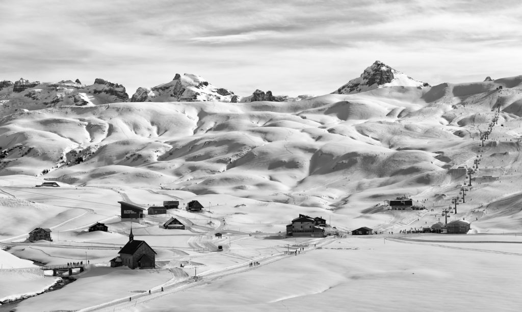 verschneite Erzegg im harten Schwarz-Weiss Licht