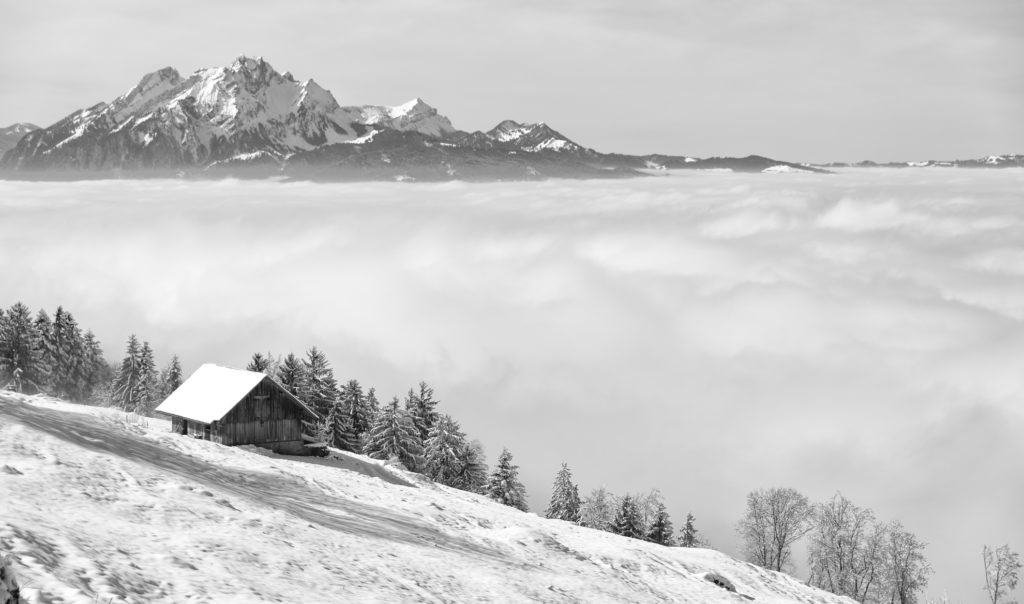 Aus dem Nebel ragender Pilatus im Winterkleid
