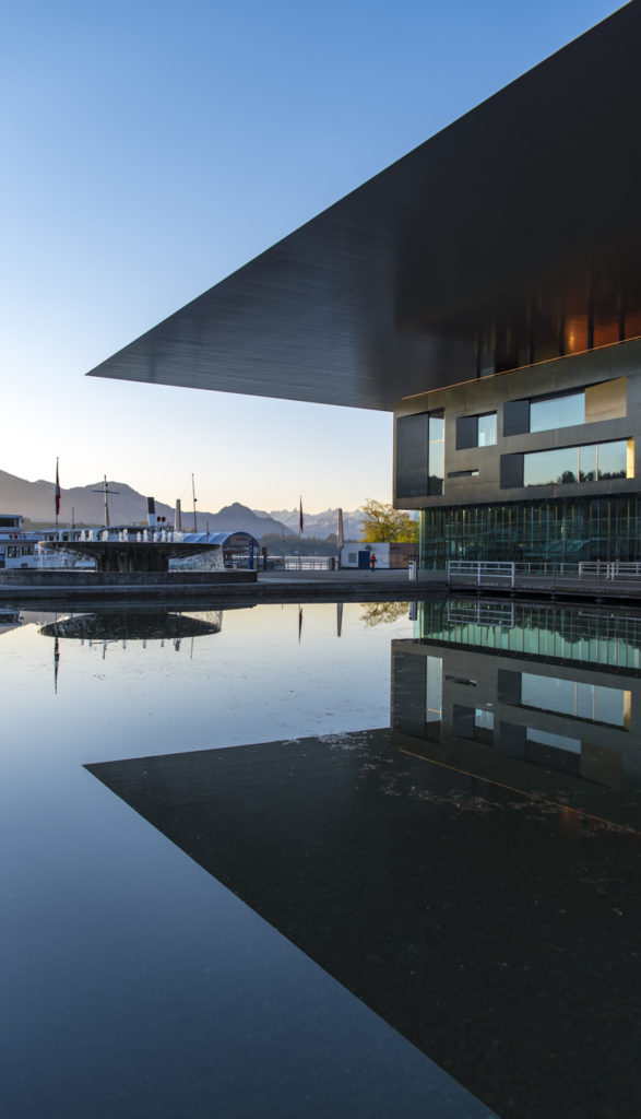 Spiegelung des KKL Daches im Wasser kurz vor Sonnenaufgang