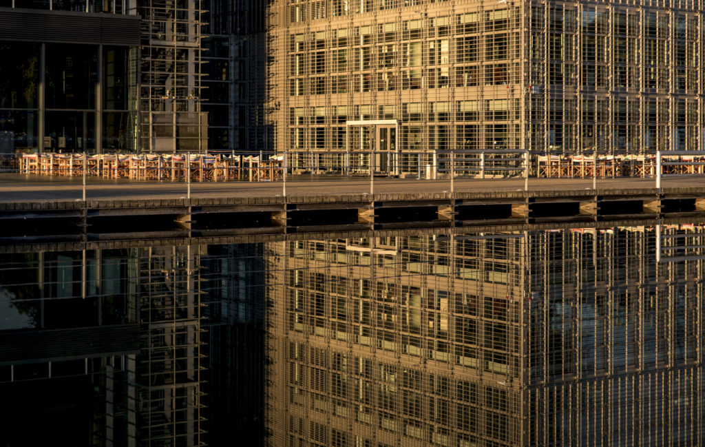 Spiegelung der KKL Fassade im warmen, roten Morgenlicht