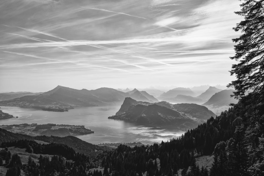 Blick auf den Vierwaldst&auml;ttersee, Rigi und B&uuml;rgenstock in sanftem Schwarz-Weiss