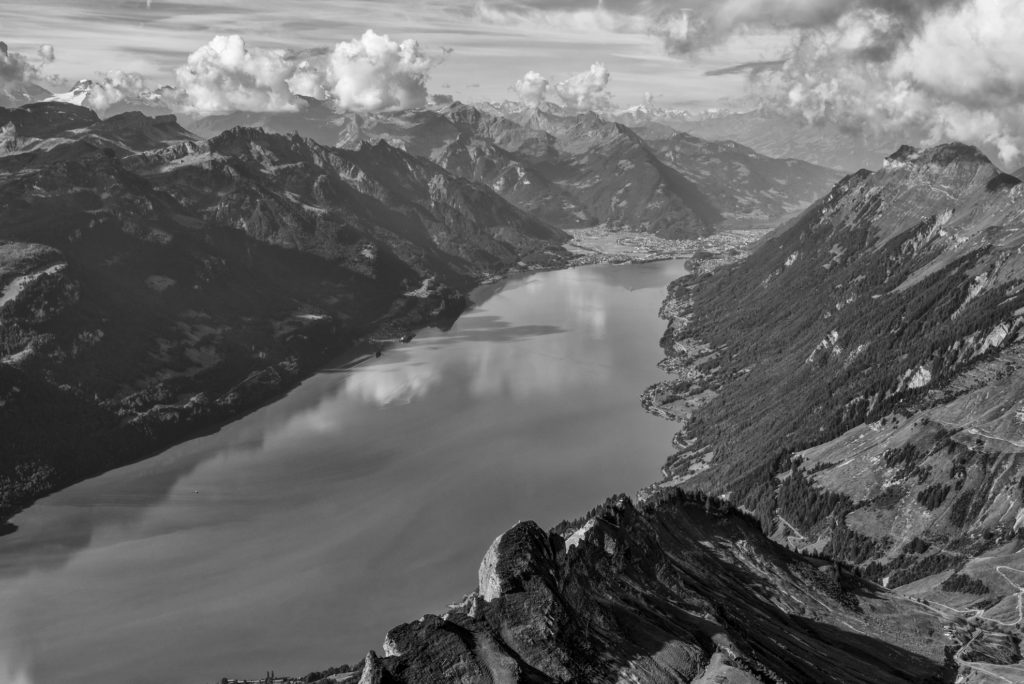 Blick über den Brienzersee auf die Berner Alpen mit Quellwolken