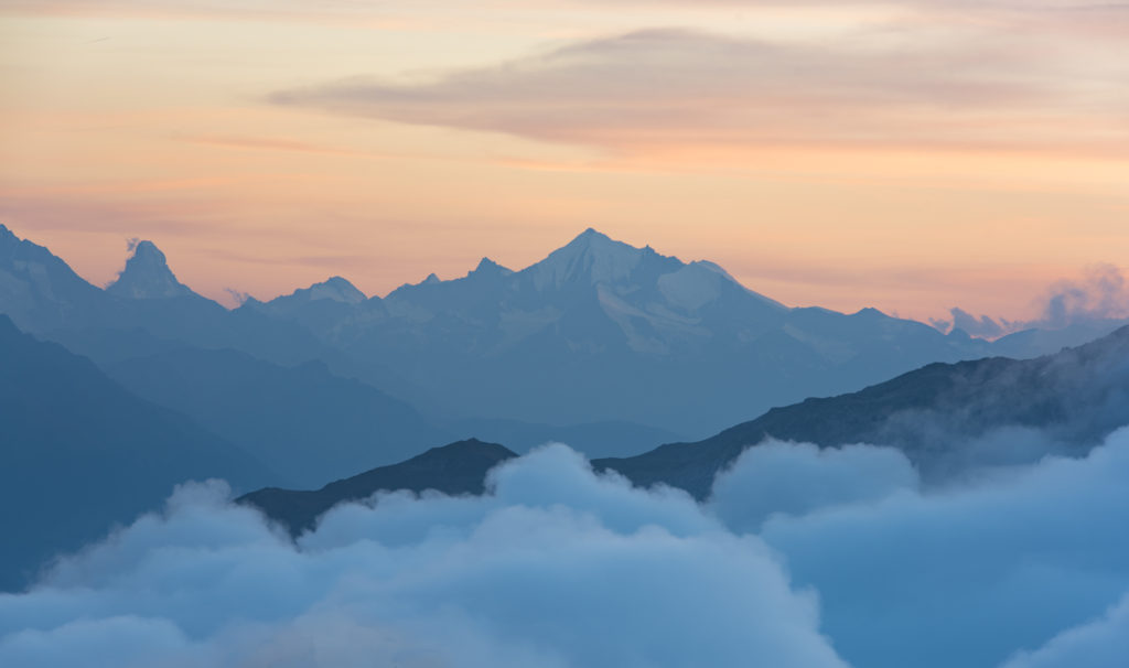 Walliser Alpen im Abendrot Die Gipfel der Walliser Alpen leuchten bläulich im letzten Abendrot