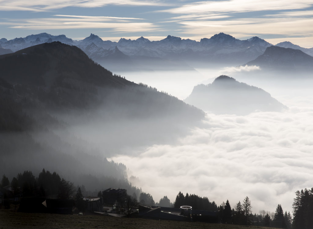 Nebelmeer über den Innerschweizer Bergen von der Rigi aus fotografiert