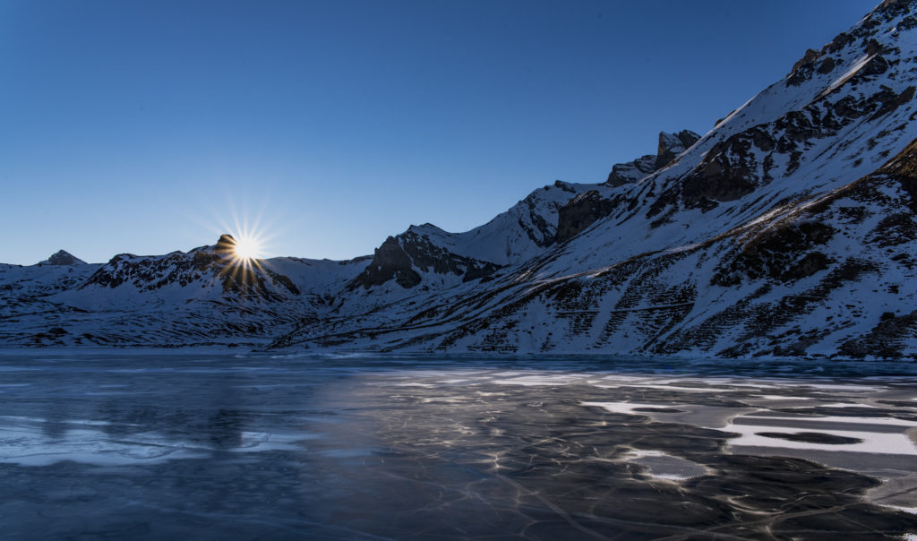 Melchsee mit schwarzem Eis erste Sonnenstrahlen über dem mit Schwarzeis gefrorenen Melchsee