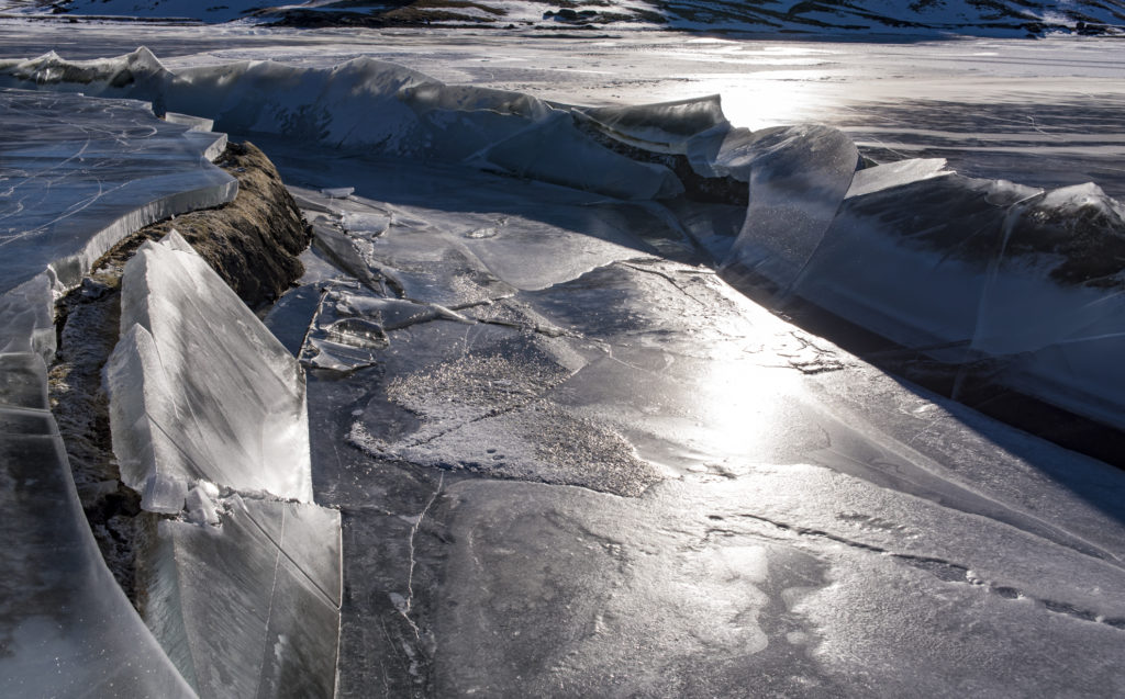 Black Ice schwarzes Eis des Melchsees das in riesige Stücke zerbrochen ist