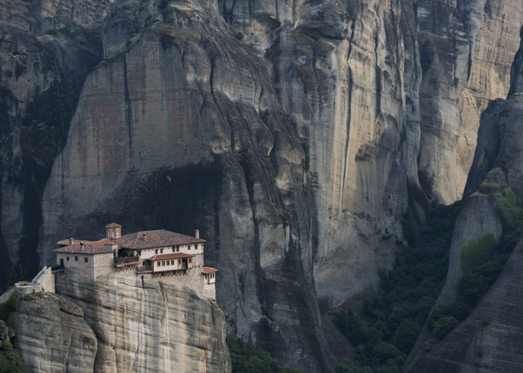 Meteora Kloster vor einer gewaltigen Felskulisse in Griechenland