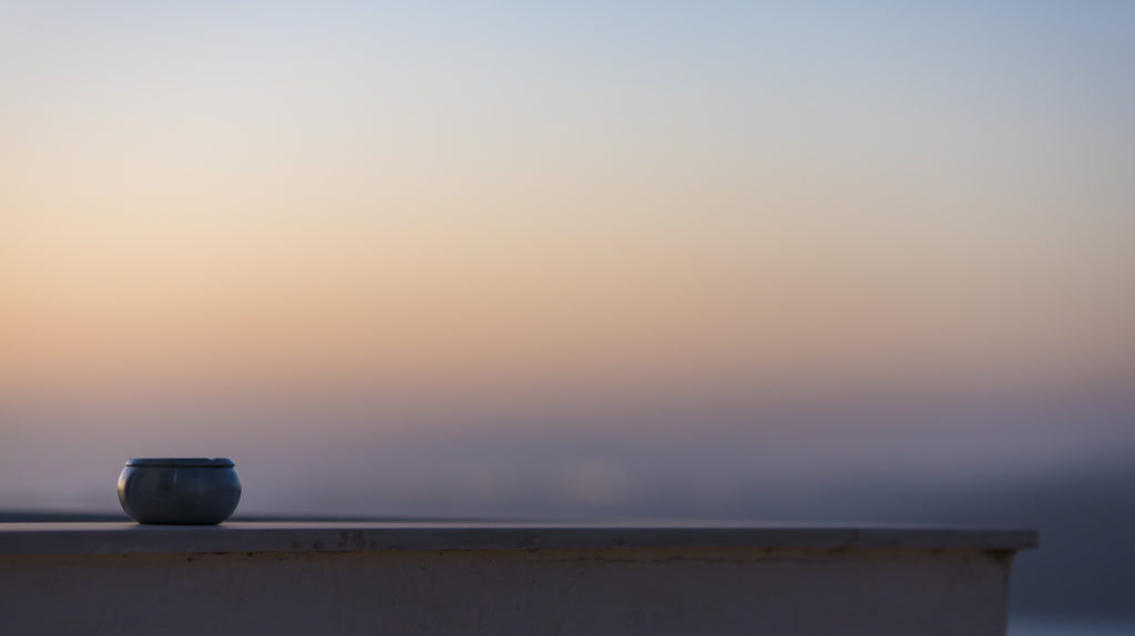 Abendstimmung Aschenbecher im roten Abendlicht auf der Terrasse eines Hauses auf Santorini