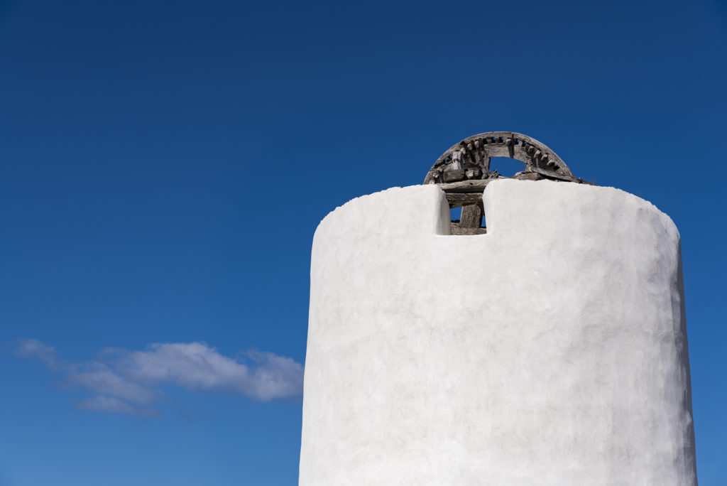 &Uuml;berreste einer alten Windm&uuml;hle auf Santorini vor blauem Himmel