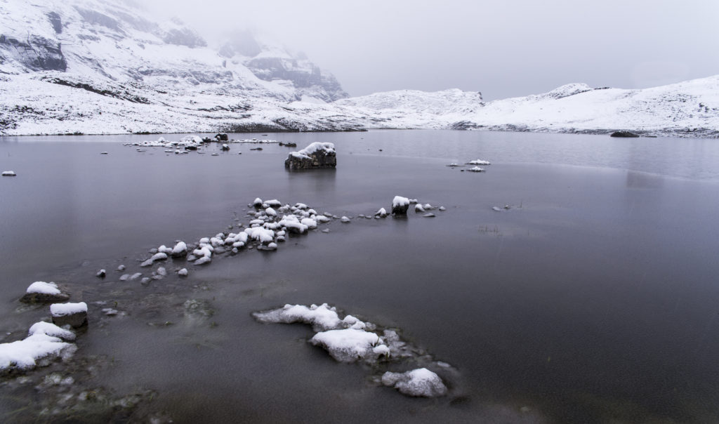 Glattalp-See Der Glattalp-See im Nebel und frisch verschneitem Ufer