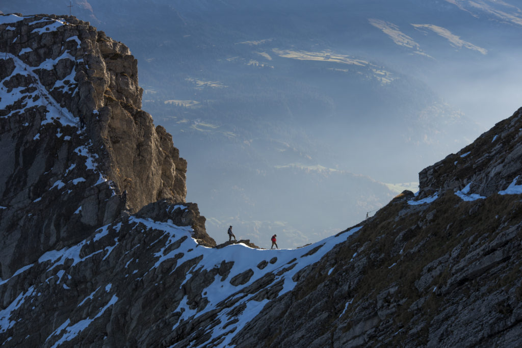 gewagte Traverse zwei Wanderer auf einem schmalen Grat im Abendlicht kurz vor dem Säntis