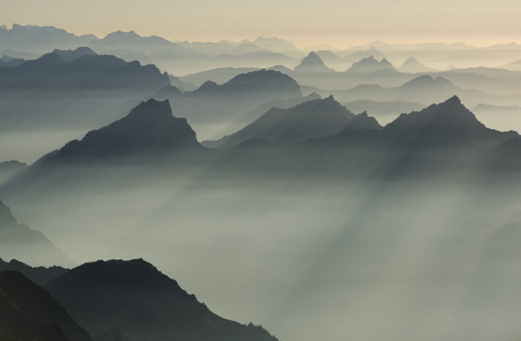 Ausblick vom Säntis im Abendlicht Ausblick vom Säntis auf die umliegenden Berge im abendlichen Streiflicht
