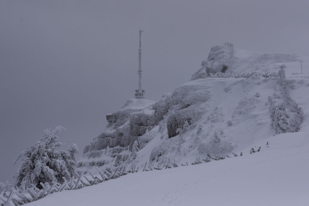 tiefverschneiter Sendeturm auf der Rigi bei sibirischer Kälte