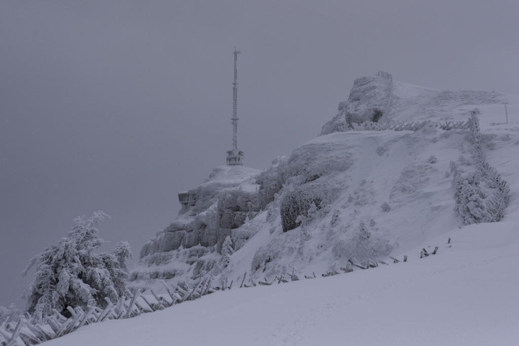 Rigi Kulm - sibirisch tiefverschneiter Sendeturm auf der Rigi bei sibirischer Kälte