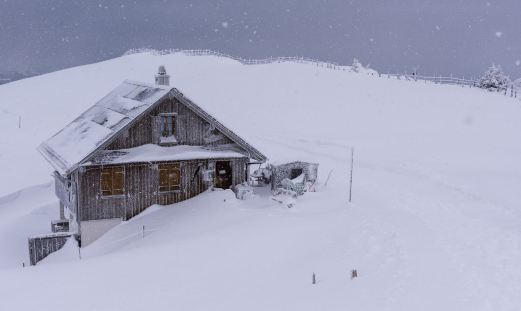 Schneesturm auf der Rigi eingeschneites Haus auf der Rigi während einem Schneesturm