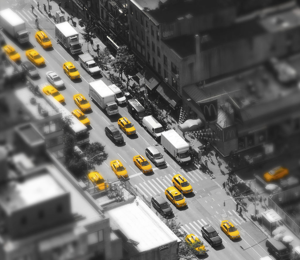 Color Key Aufnahme gelber Taxis in den Schluchten von Manhattan