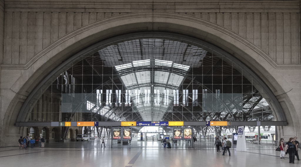 halbrunder Glasdurchgang im Bahnhof Leipzig