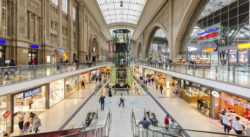 Zentralperspektive der Halle des Bahnhofs Leipzig