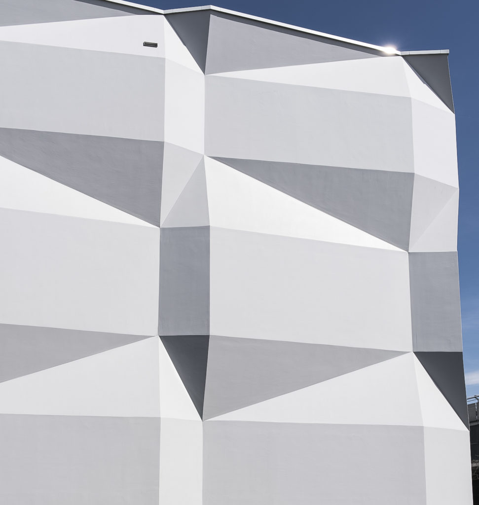 Ausschnitt aus der verwinkelten Fassade der Hochschule Luzern im Sonnenlicht