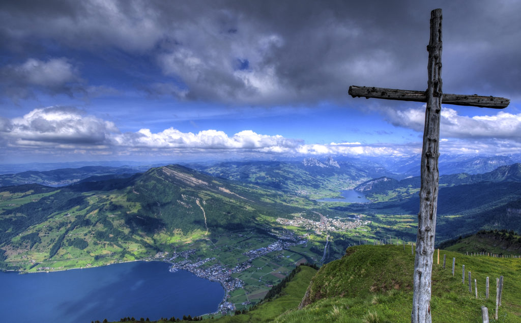 Rigi Kulm verwittertes Holzkreuz und Tiefblick auf den Kanton Zug